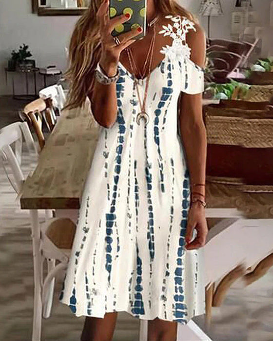 Blomstret strandsolkjole med kalde skuldre