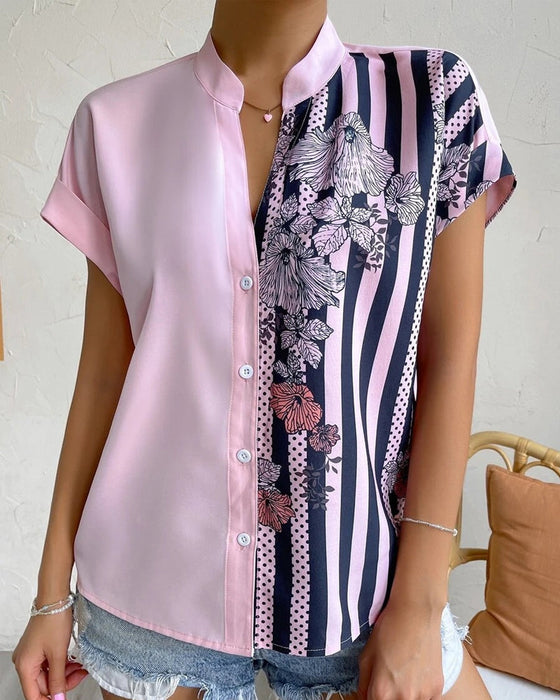 Bluse i panelt blomsterprint med knapp og kort erme