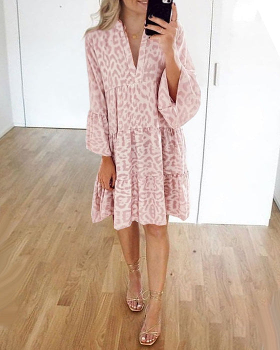 Kjole med v-hals i leopard