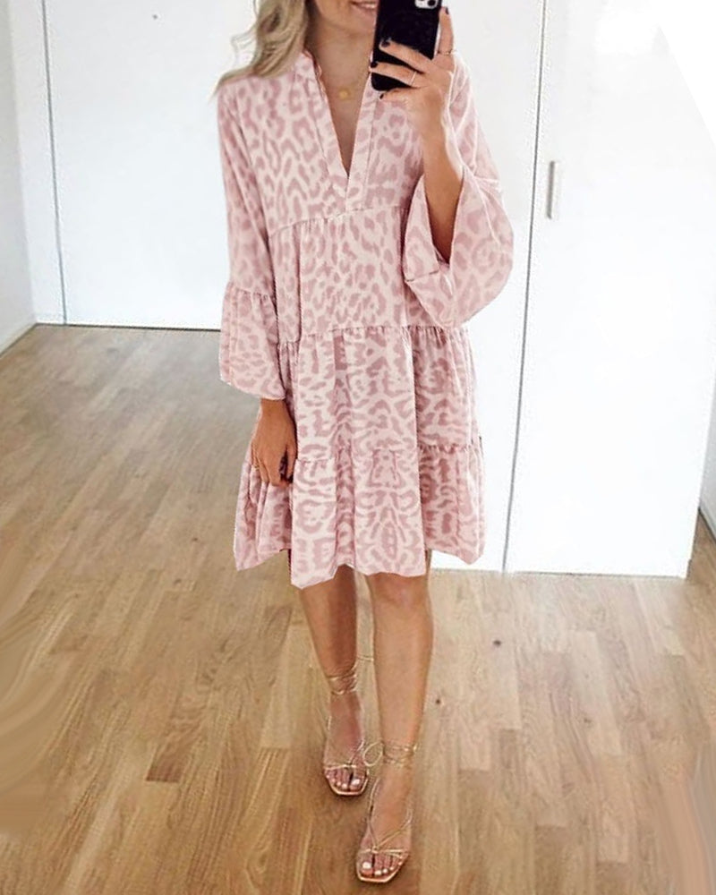 Kjole med v-hals i leopard
