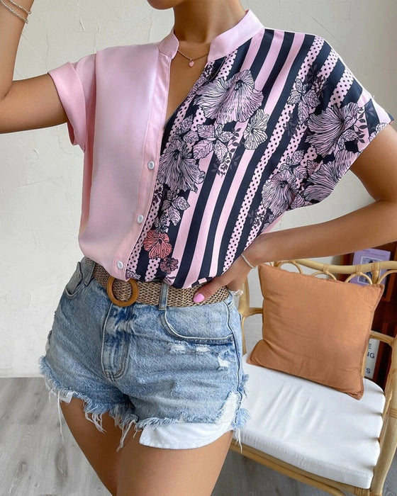 Bluse i panelt blomsterprint med knapp og kort erme
