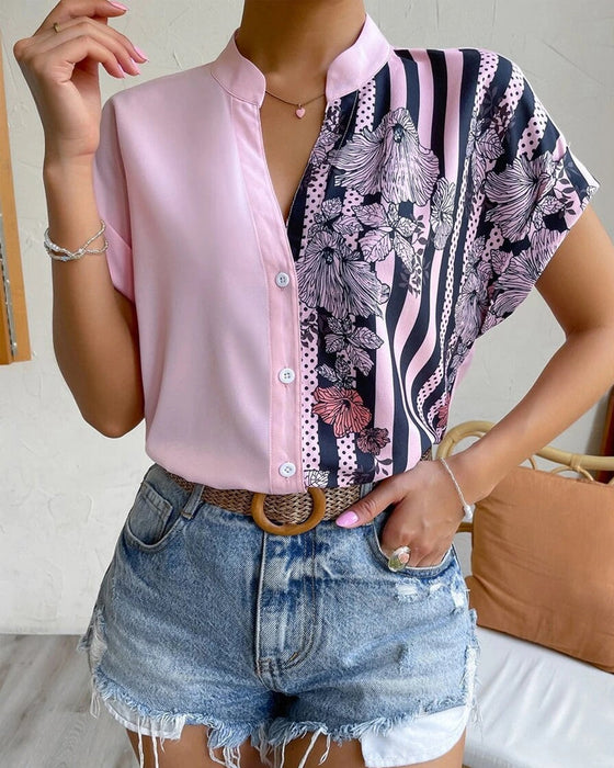 Bluse i panelt blomsterprint med knapp og kort erme