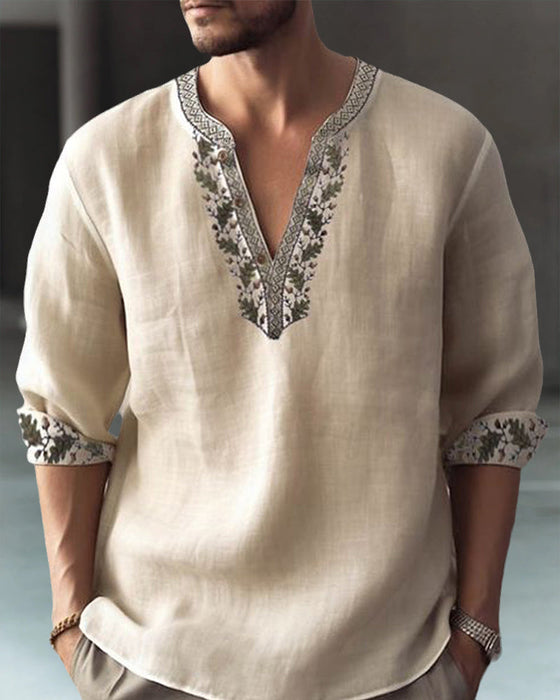 Avslappet topp med v-hals for menn med paneltrykk