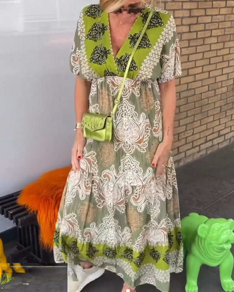 Uformell v-hals kortermet kjole med trykk