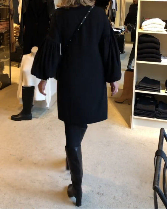 Klassisk sort kjole med lanterneermer