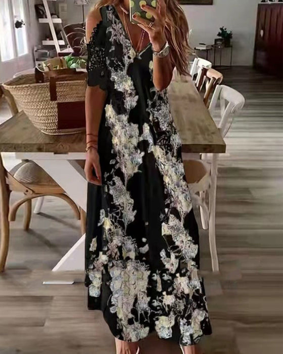 Kjole med blomstertrykk med korte blondermer