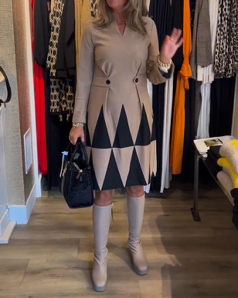 Elegant kjole med geometrisk trykk