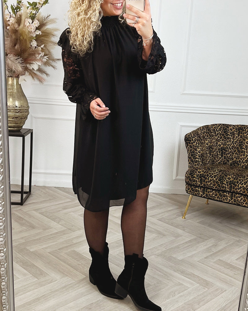 Elegant ermeløs skiftkjole med blonder