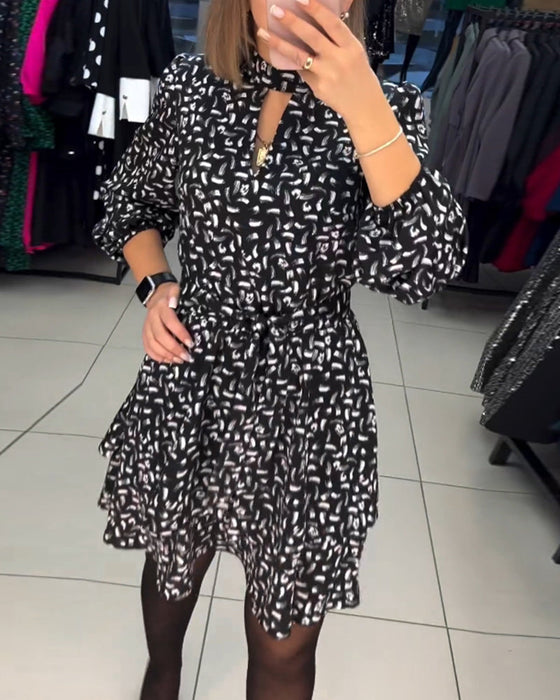 Elegant utskåren kjole med trykk