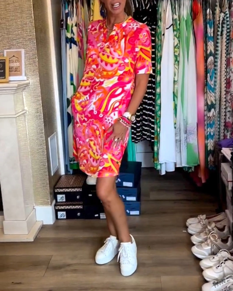 Kjole med lommer og trykk og korte ermer