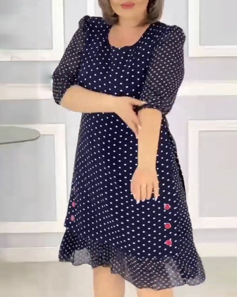 Elegant halvermet kjole med prikkete trykk