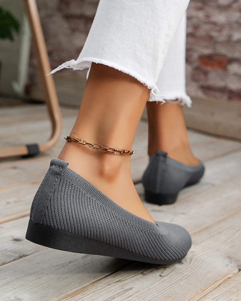 Flate sko med rund tå som puster