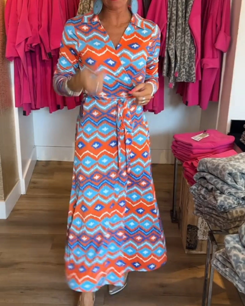 Fargerike jakkeslagskjole med trykk