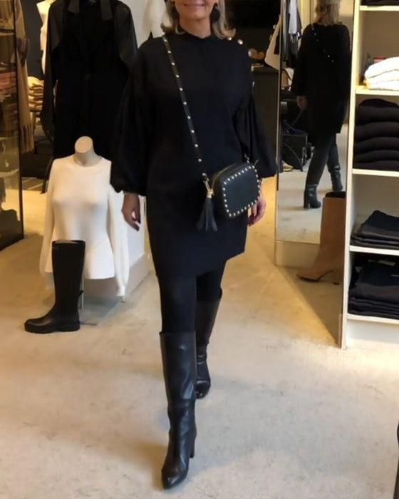 Klassisk sort kjole med lanterneermer