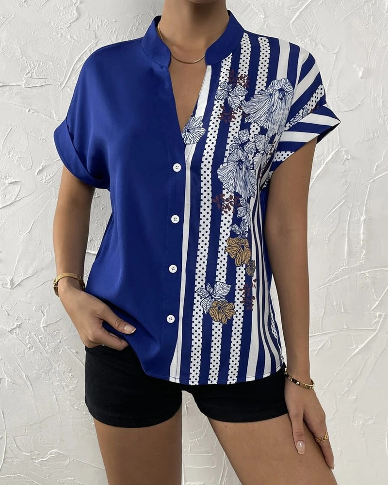 Bluse i panelt blomsterprint med knapp og kort erme