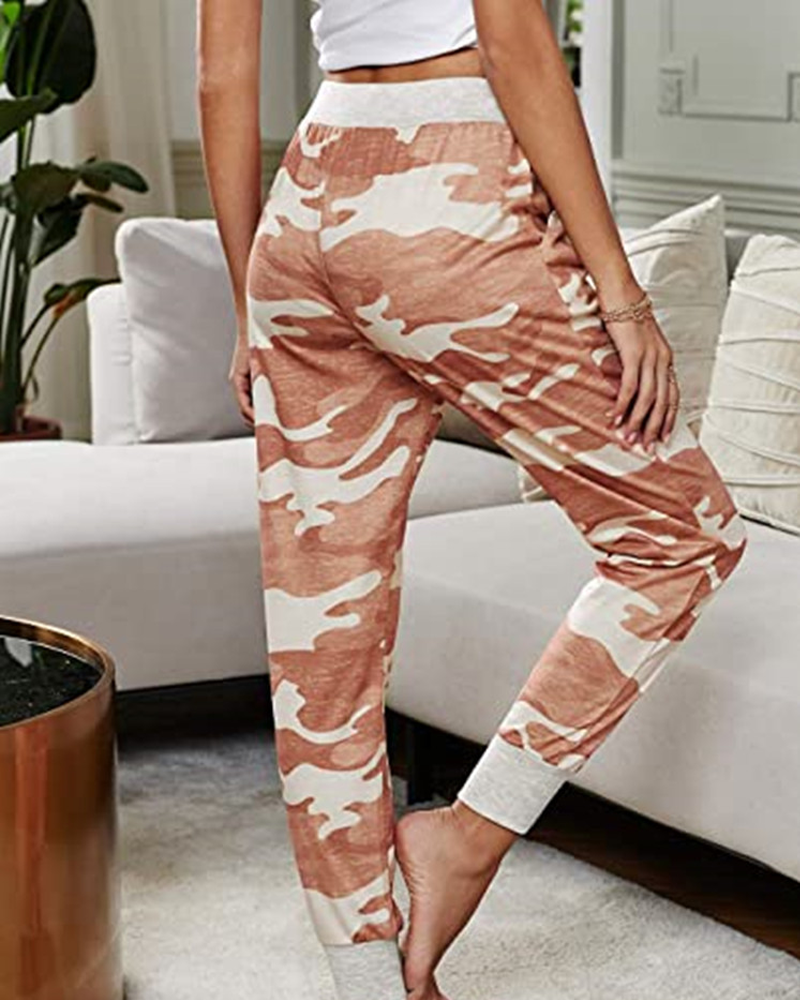Uformelt joggerbukse med snøring og kamuflasje trykk