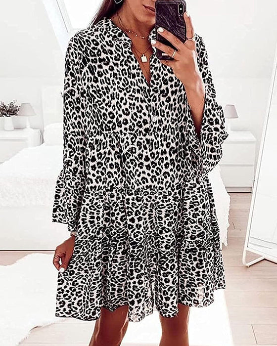 Kjole med v-hals i leopard