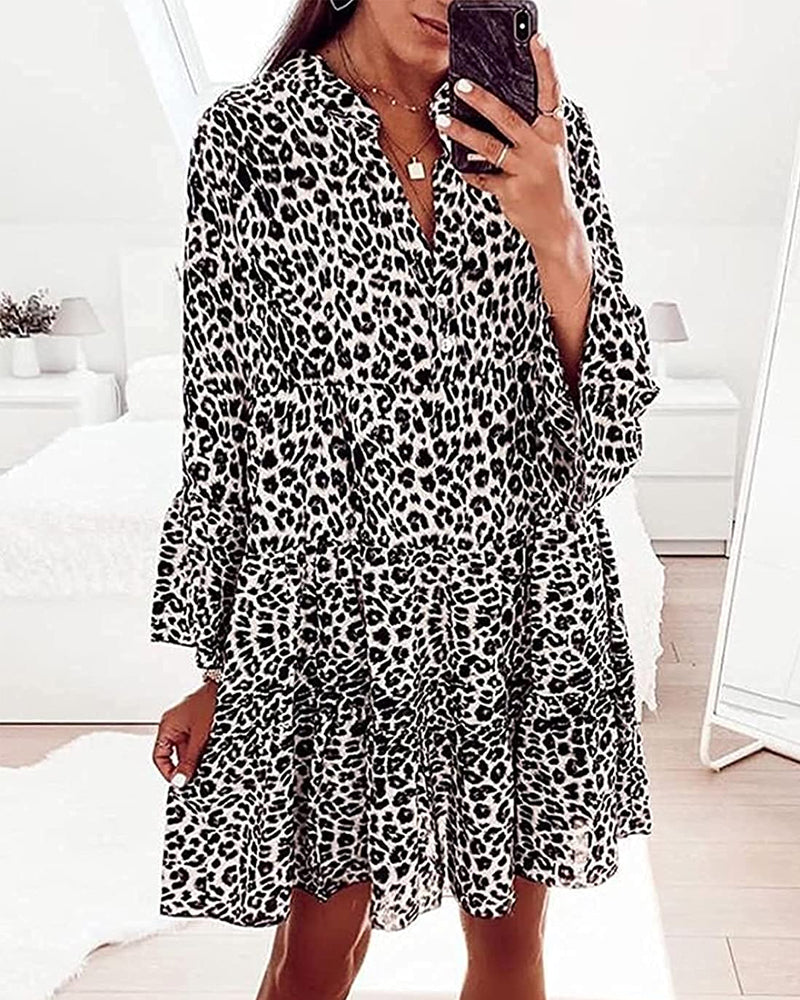 Kjole med v-hals i leopard