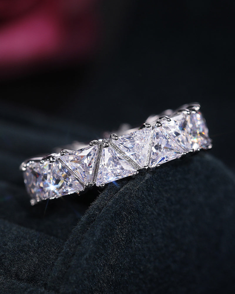 Ringe med trekantet med zirkonia