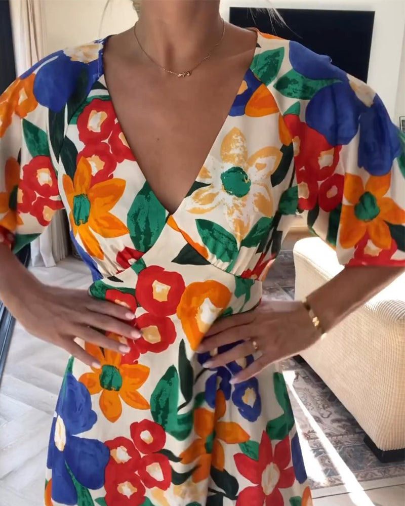 V-hals kjole med blomstertrykk