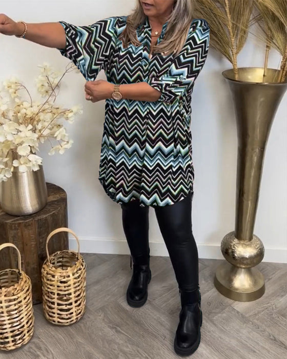 V-hals kjole med bølgetrykk