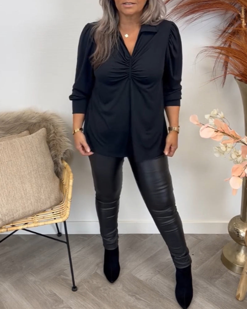 Bluse med V-hals og folder