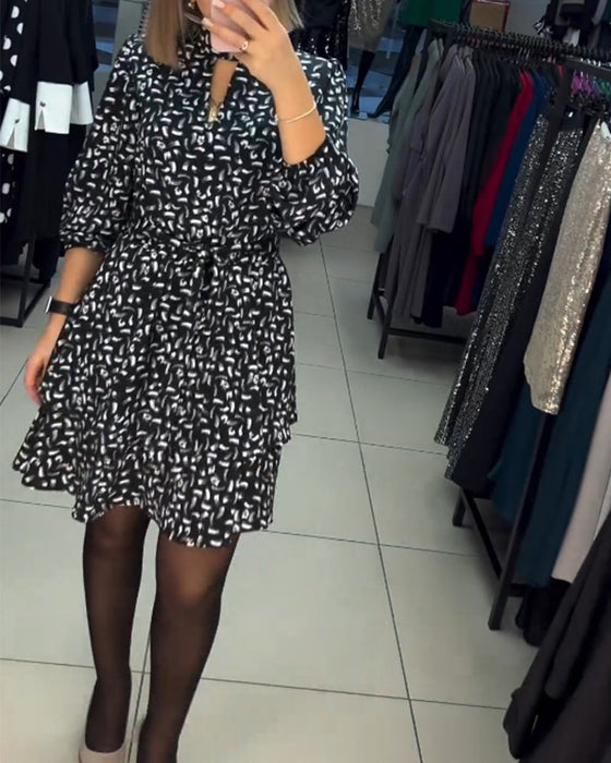 Elegant utskåren kjole med trykk