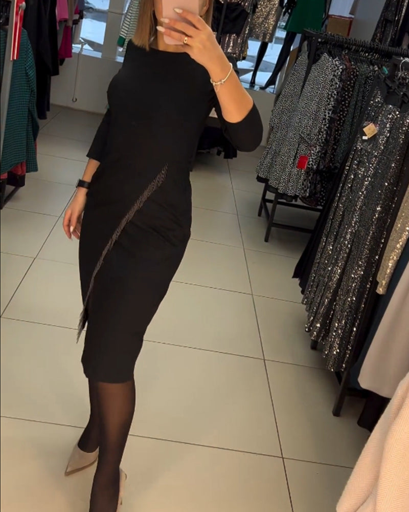 Kjole med rund hals og skrå splitt