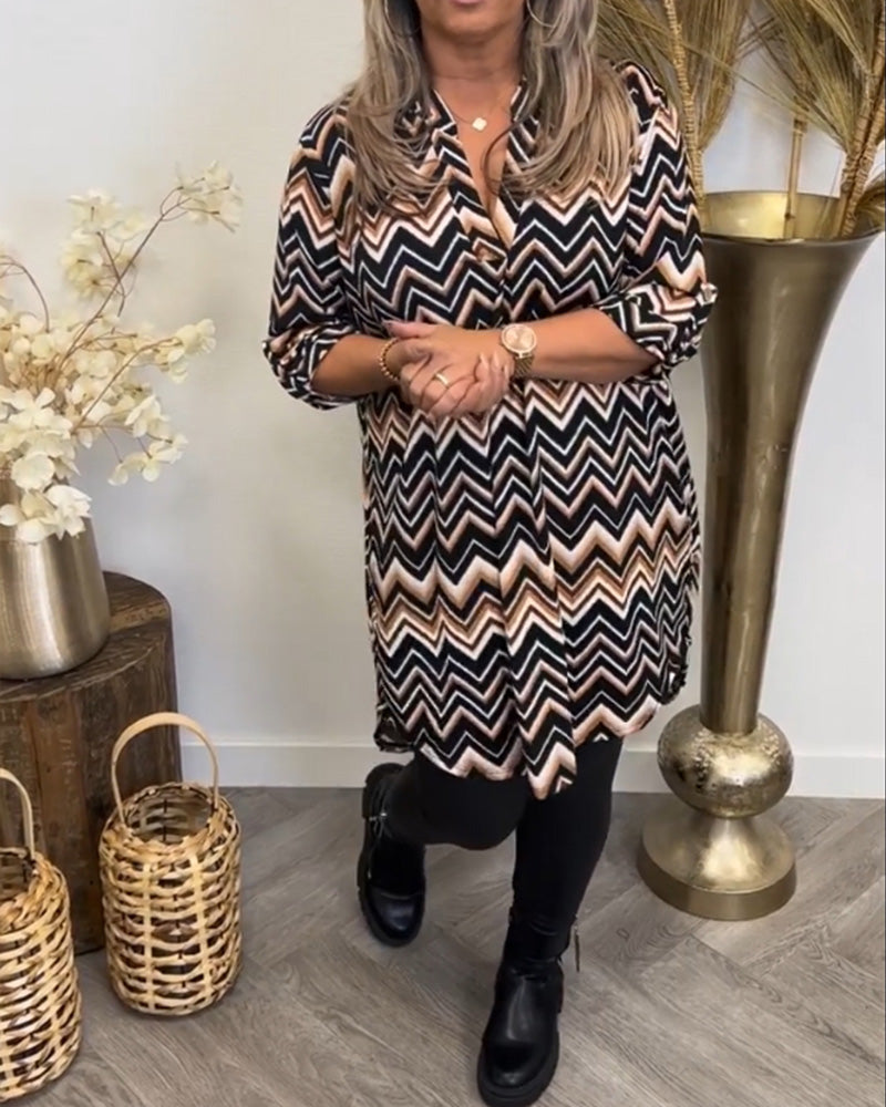 V-hals kjole med bølgetrykk