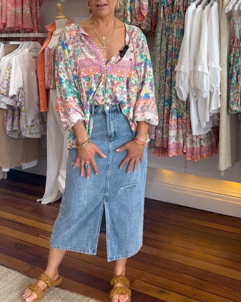 En fargerik bluse med blomstertrykk