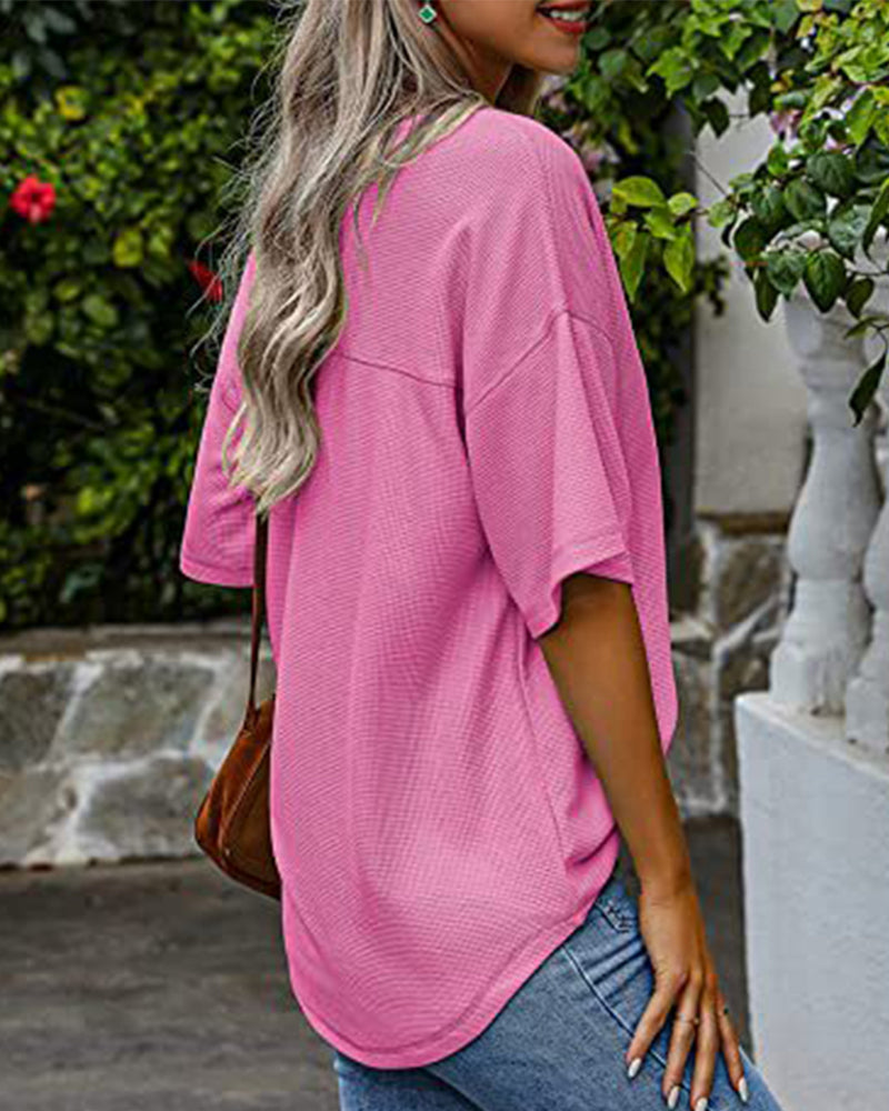 Kortermet t-skjorte med V-halslomme