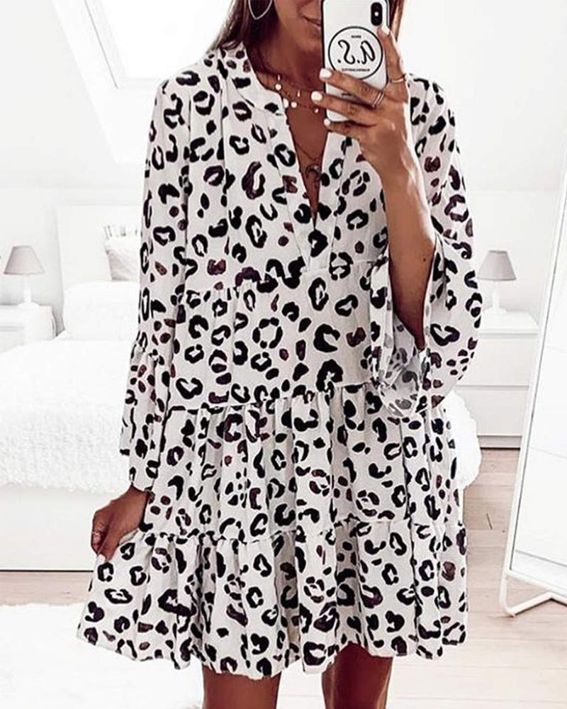 Kjole med v-hals i leopard