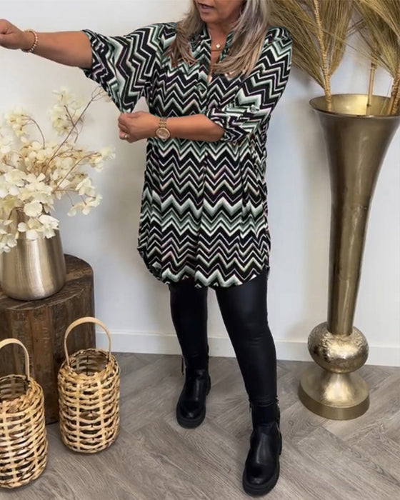 V-hals kjole med bølgetrykk