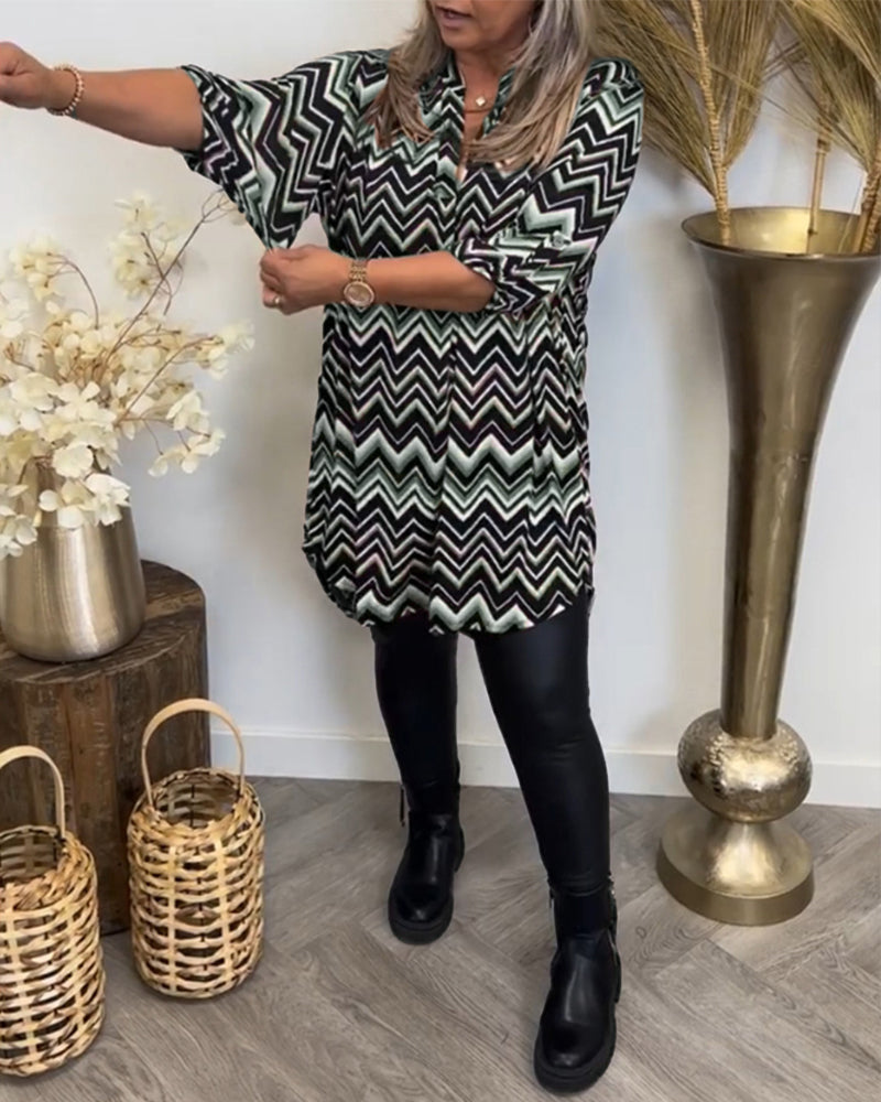 V-hals kjole med bølgetrykk