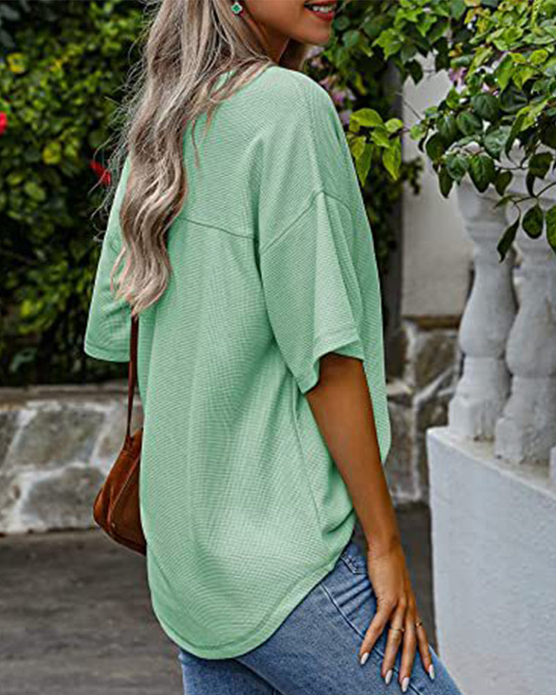 Kortermet t-skjorte med V-halslomme