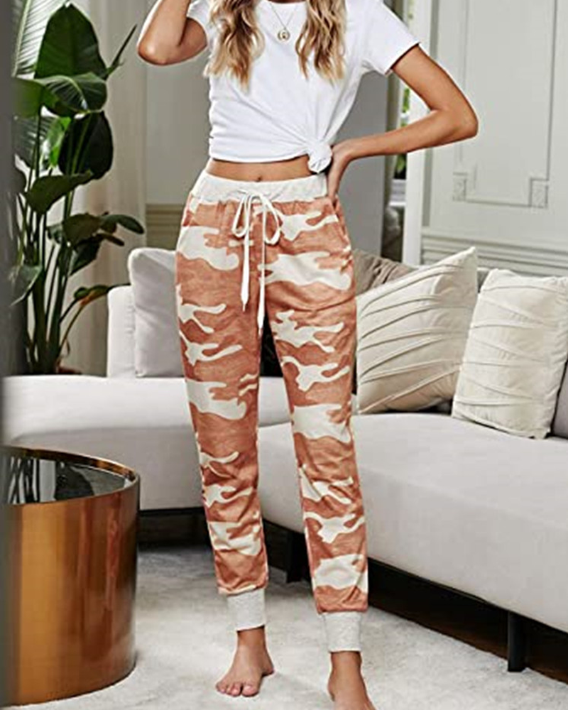 Uformelt joggerbukse med snøring og kamuflasje trykk