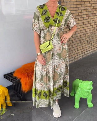 Uformell v-hals kortermet kjole med trykk