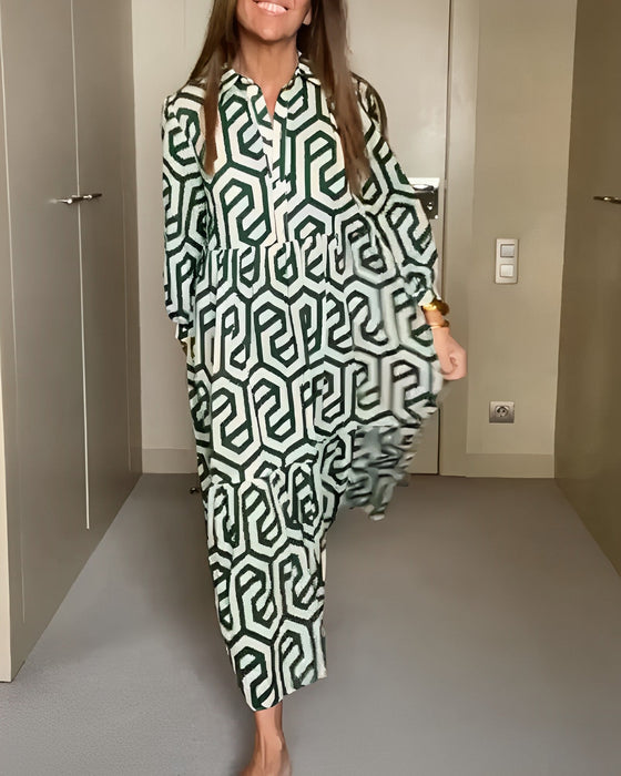 Kjole med ni-punkts ermer med geometrisk trykk