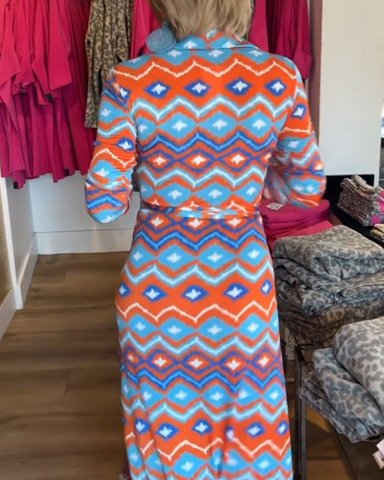 Fargerike jakkeslagskjole med trykk