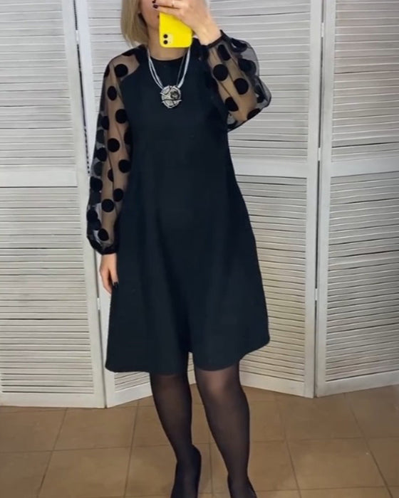 Kjole med elegant stil og prikkete mønster