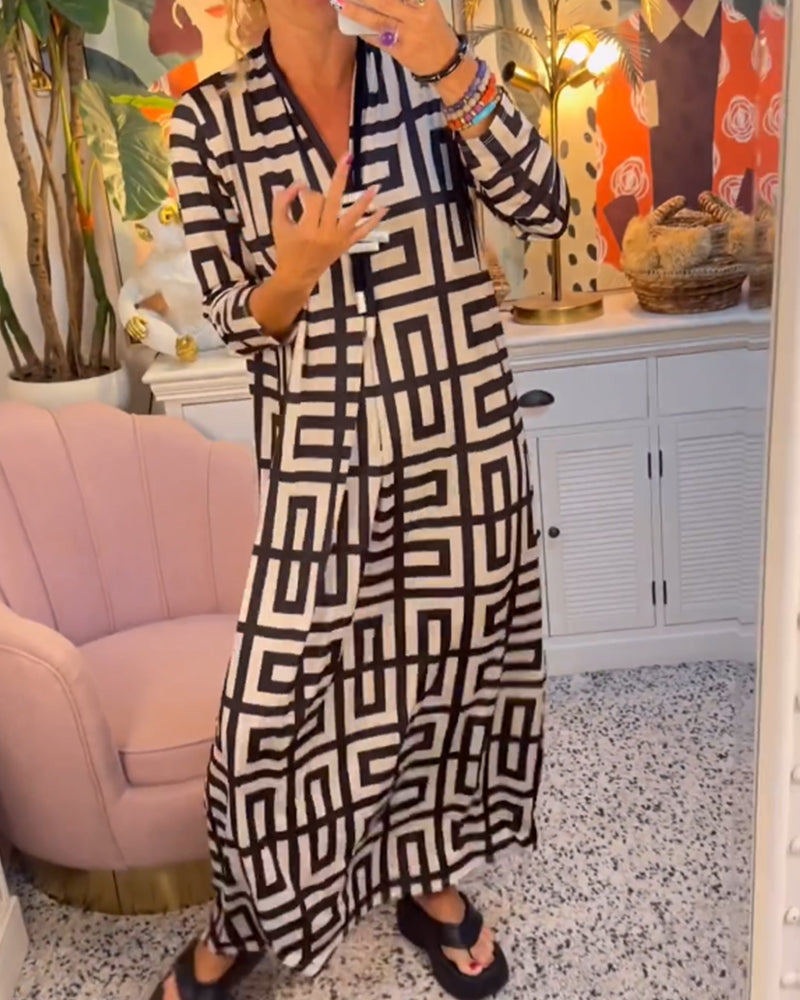 V-hals kjole med geometrisk trykk