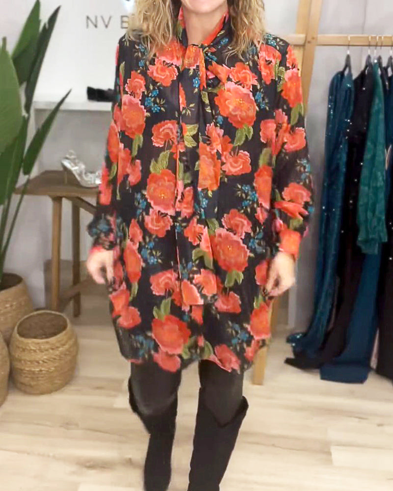 Bluse med blomstermønster og løs passform