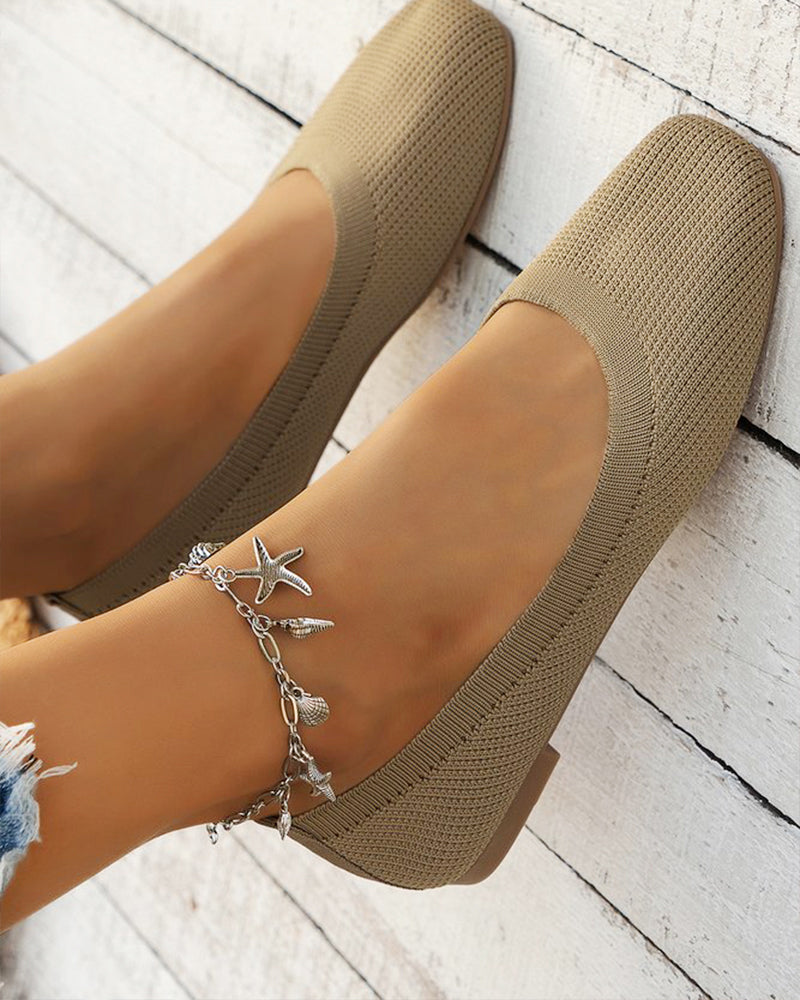 Flate sko med rund tå som puster