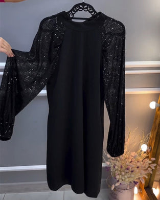 Ensfarget kjole med patchwork-ermer