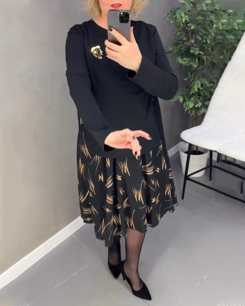 Løs og avslappet printkjole med rund hals