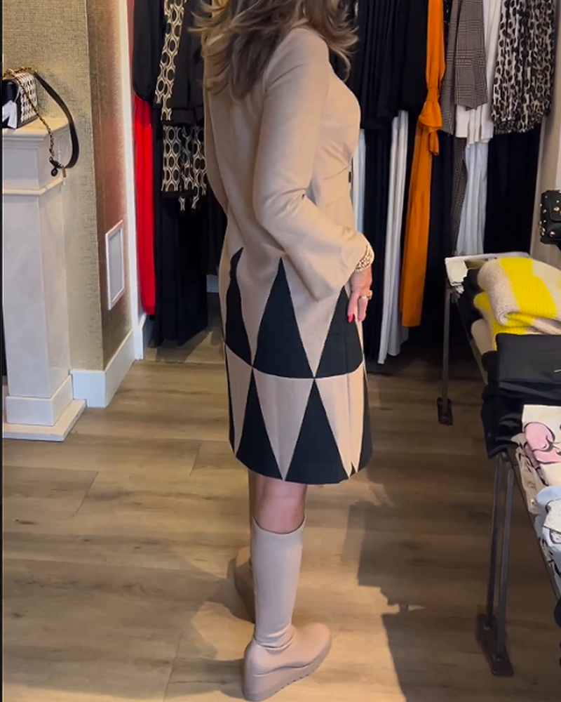 Elegant kjole med geometrisk trykk