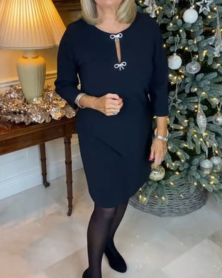 Enkel ensfarget kjole med rund hals