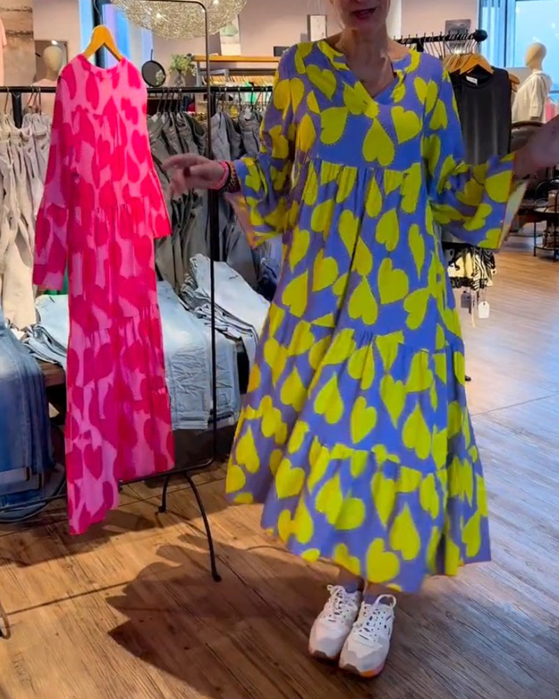 V-hals kjole med hjertemønster