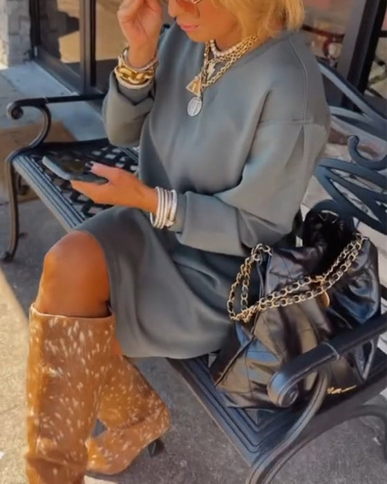 Ensfarget elegant kjole med rund hals