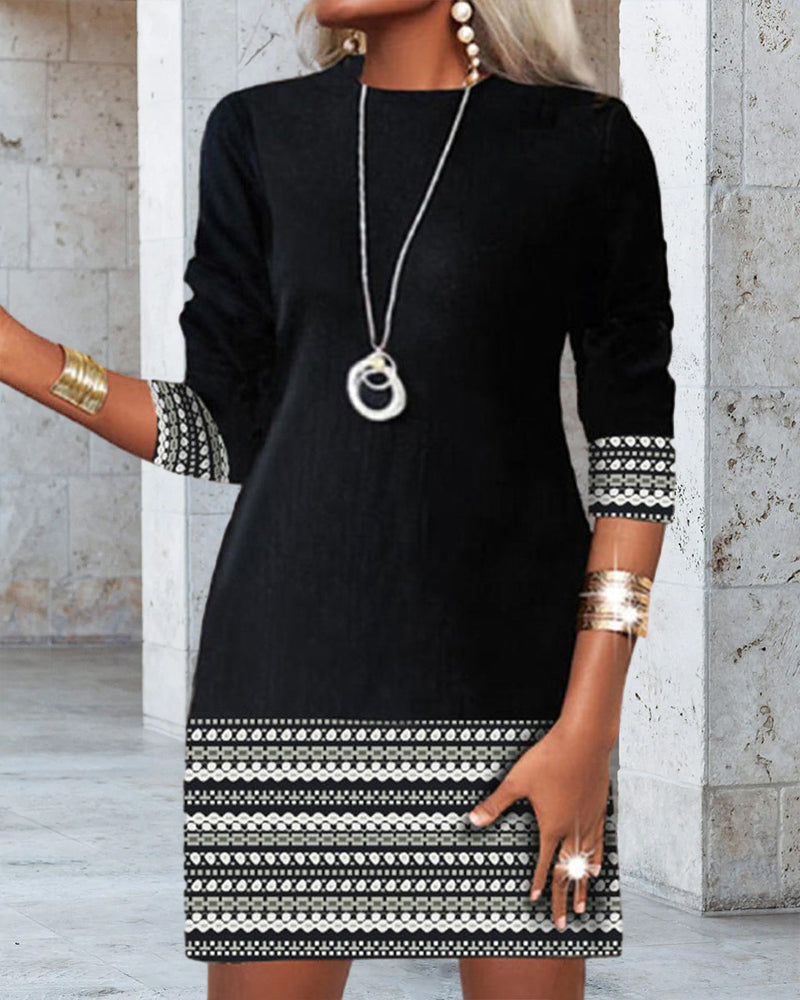 Uformell kjole med patchwork-trykk